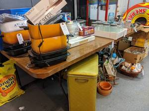 lot 812 image: FOLDING TABLE WITH LAMINATE TOP
