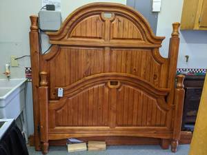 lot 820 image: SOLID WOOD QUEEN BED