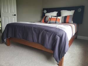 lot 6 image: Modern Navy Queen Bed Suite with Headboard Speakers