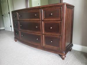 lot 14 image: Broad Master 9 Drawer Dresser with Mirror