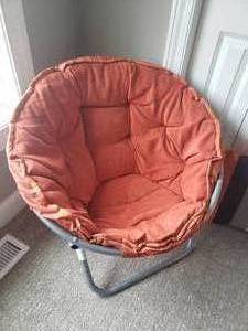 lot 8 image: Orange Papasan Chair