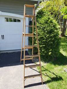lot 75 image: 7.5 Foot Painters Ladder