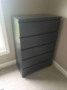 lot 10 image: Contemporary Black 5 Drawer Dresser