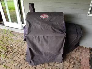 lot 31 image: Chargriller Offset Smoker