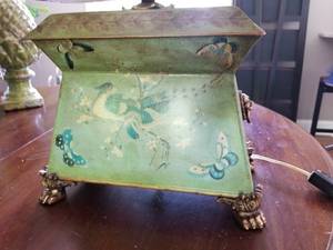 lot 42 image: Vintage Pawfoot Box Lamp