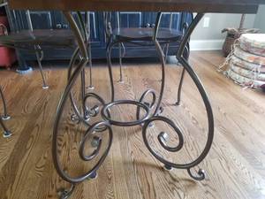 lot 2 image: Charming Cottage Chic Dining Set