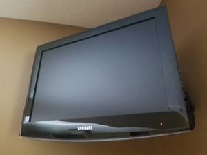 lot 48 image: Samsung 21 12 LCD TV A450 Series