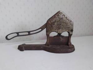 lot 1 image: VINTAGE Tobacco Cutter