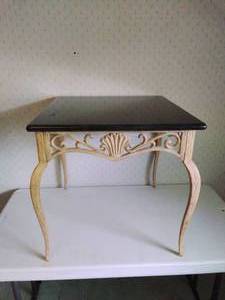 lot 12 image: End Table