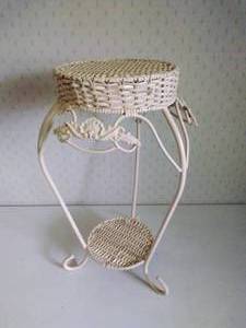 lot 14 image: Plant Stand