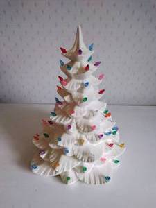 lot 21 image: White Atlantic Molding Ceramic Christmas Tree - Complete Set
