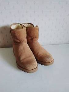 lot 35 image: Classic Short UGG Boots (Size 7.5)