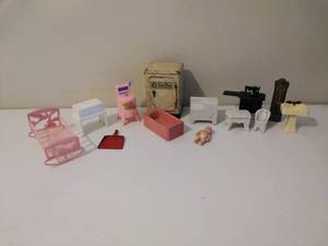 lot 173 image: Collection of VINTAGE Doll Furniture