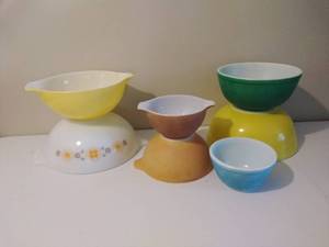 lot 176 image: Lot of 7 VINTAGE Pyrex Mixing Bowls