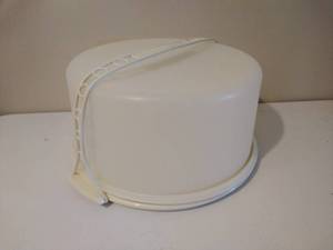 lot 177 image: Tupperware Cake Carrier