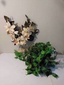 lot 200 image: Lot of Floral Dcor