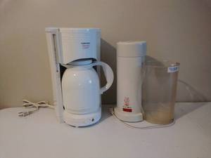 lot 202 image: Black & Decker Thermal Carafe & Mr. Coffee Iced Tea Pot
