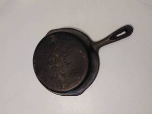 lot 219 image: VINTAGE 8 Cast Iron Skillet
