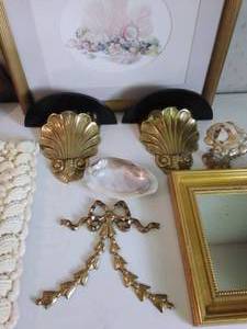 lot 87 image: Lot of Wall Decor