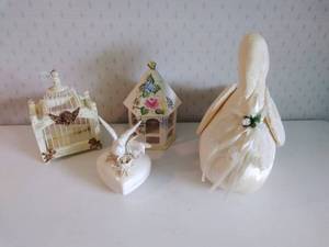 lot 88 image: Lot of Bird Decor