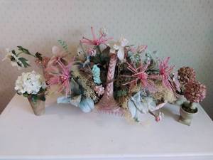 lot 89 image: Lot of Floral Decor