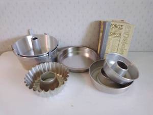 lot 102 image: Lot of Baking Pans & Cookbook