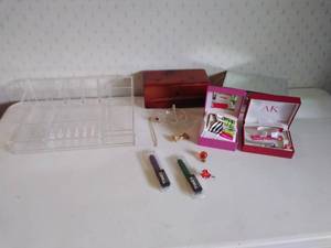 lot 59 image: Makeup & Jewelry Display Lot