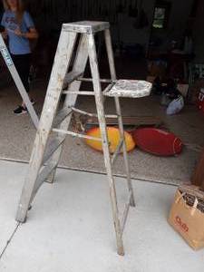 lot 4 image: 5 Aluminum Ladder