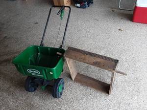 lot 8 image: Fertilizer Spreader & Sifter