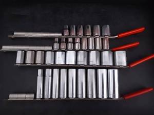 lot 14 image: Craftsman 12 Standard Sockets