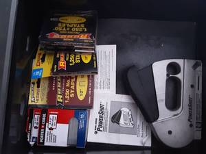 lot 32 image: Stapler & Staples
