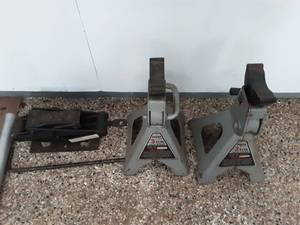 lot 43 image: Pair Of Sears 3 Ton Jack Stand & Scissor Jack