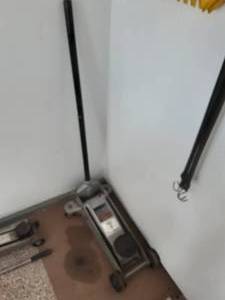 lot 44 image: Sears 3-Ton Hydraulic Floor Jack