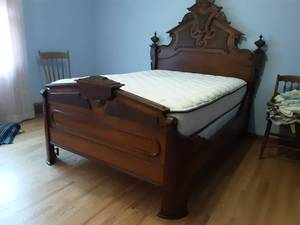lot 93 image: Antique Full Size Bed