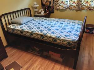 lot 100 image: Antique Spool 34 Size Bed