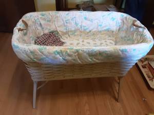 lot 108 image: Vintage Bassinet