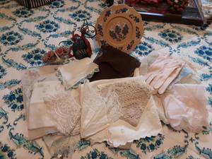 lot 115 image: Doilies, Handkerchiefs & Dresser Scarves