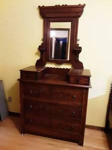 lot 116 image: Antique Spoon Carved Chest On Casters With Mirror 39x17x75