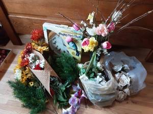lot 121 image: Floral Decor & Bird Clock