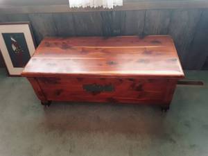 lot 152 image: Cedar Chest On Casters (No Contents) Split On Top 45x19x17