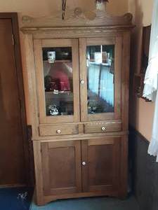 lot 180 image: Hutch 43x17x80 (Contents Not Included)