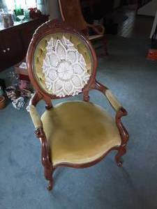 lot 188 image: Green Velvet Tufted Back Arm Chair 25x31