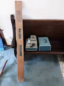 lot 200 image: Argus 500 Slide Projector & Projection Screen