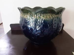 lot 201 image: 10 Jardinerre Pot