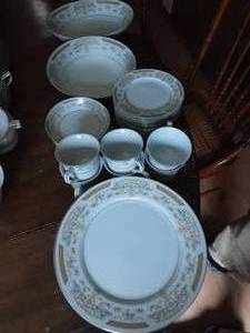 lot 228 image: Signature Collection, Fine China, Coronet, 6-Dinner Plated, Cups & Saucers, 2-Serving Bowls