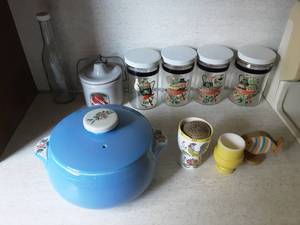 lot 240 image: Hulls Dutch Oven, Canisters, Egg Cups