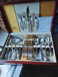 lot 243 image: 1847 Rogers Bros. Flair Silver Plate Flatware & Chest