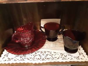 lot 262 image: 2-Piece Red Glassware