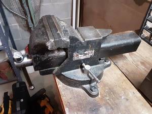lot 307 image: Bench Vice
