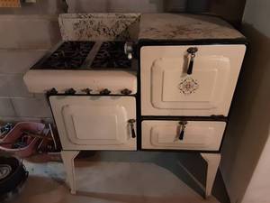 lot 353 image: Old Fashion Gas Stove